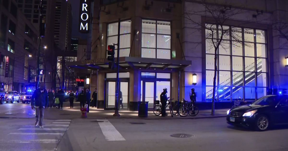 Shooting leaves man wounded in Chicago's River North neighborhood - CBS ...