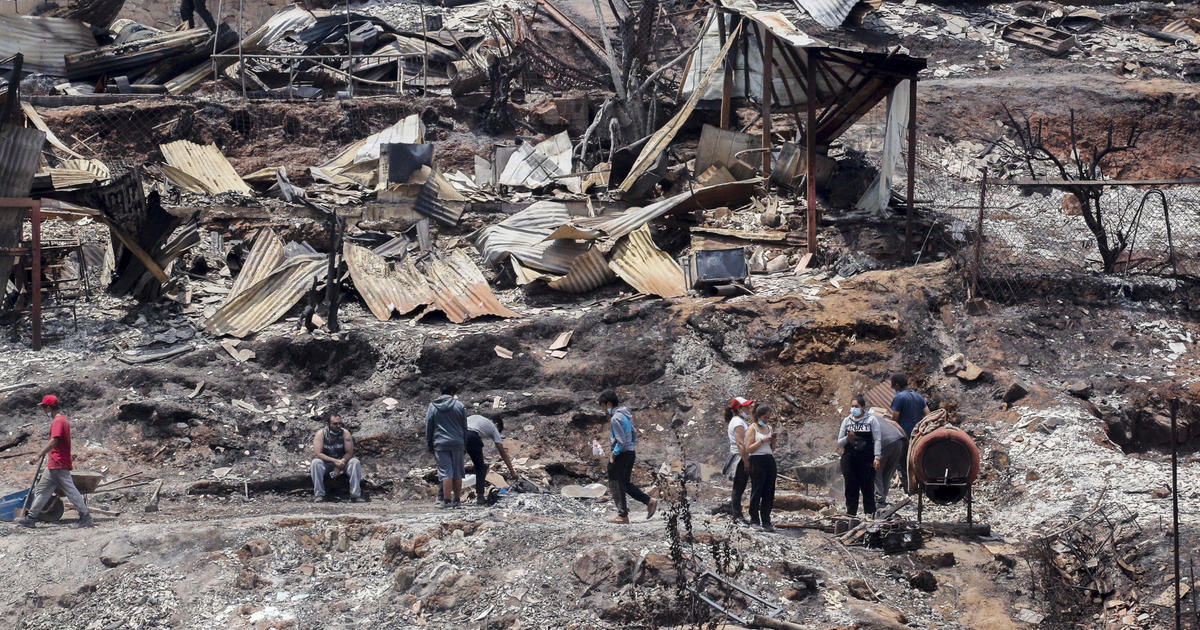El número de muertos por los incendios forestales en Chile aumenta a 120 mientras continúa la búsqueda de sobrevivientes en Valparaíso