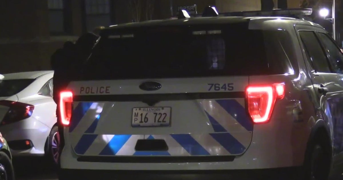 Two women robbed at gunpoint on Chicago's North Side - CBS Chicago