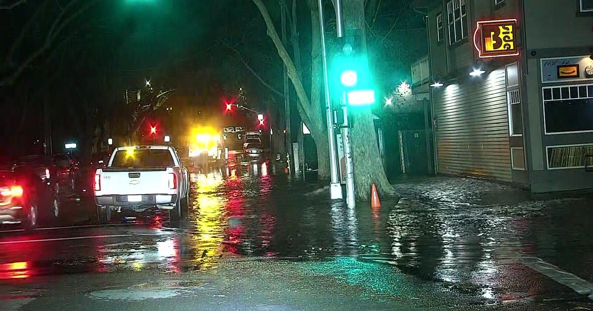 Water main break floods block on Sacramento grid near downtown