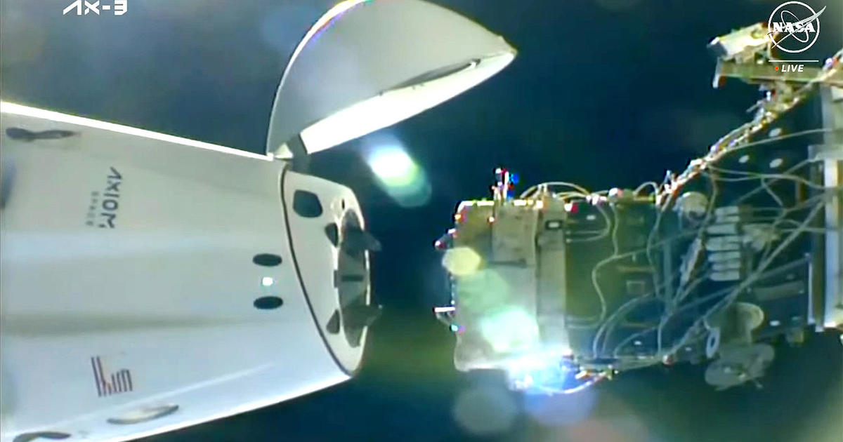 Търговският екипаж на Ax-3 се откачва от космическата станция, отправя се към петъчно спускане