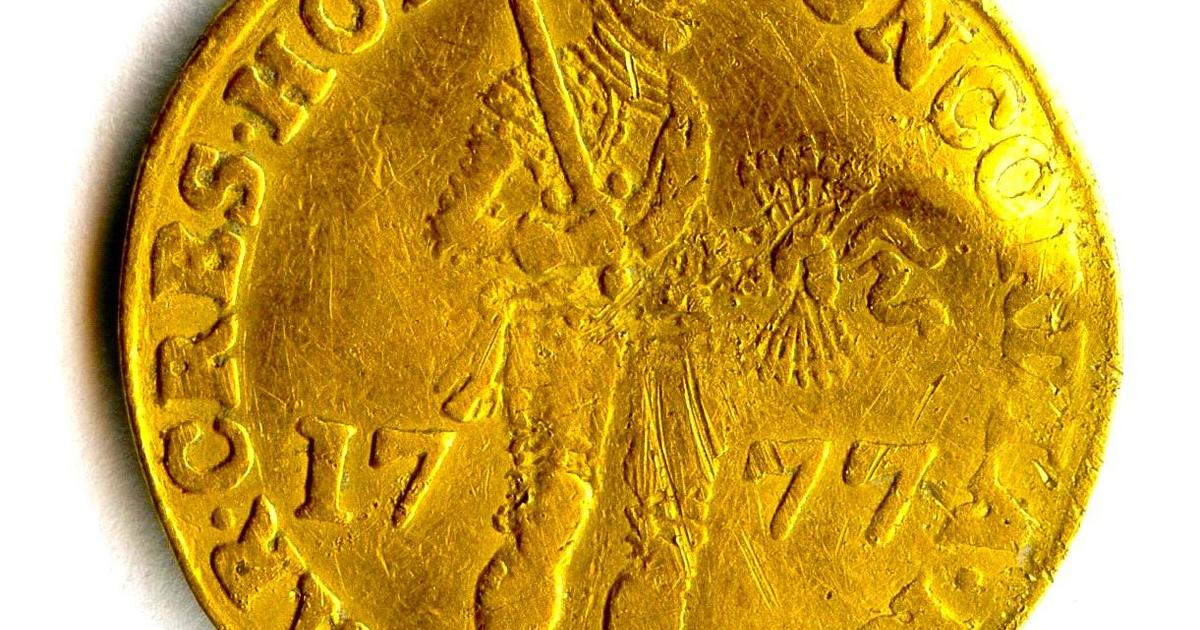 Rzadka, kilkusetletnia złota moneta z Holandii znaleziona przez wykrywacz metalu w Polsce