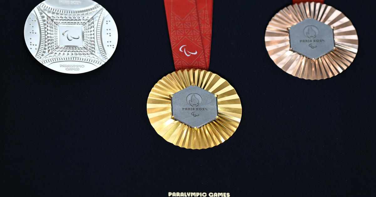 Разкрити медали от Олимпиадата в Париж 2024, всеки с малко парче от Айфеловата кула точно в средата