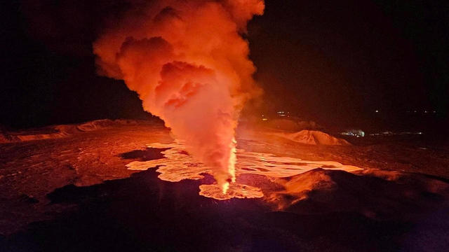 A volcano erupts on Reykjanes Peninsula 