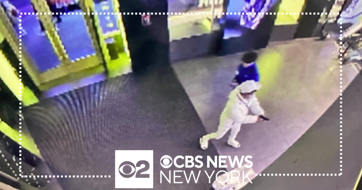 NYPD searching for gunman seen on video in Times Square - CBS New York