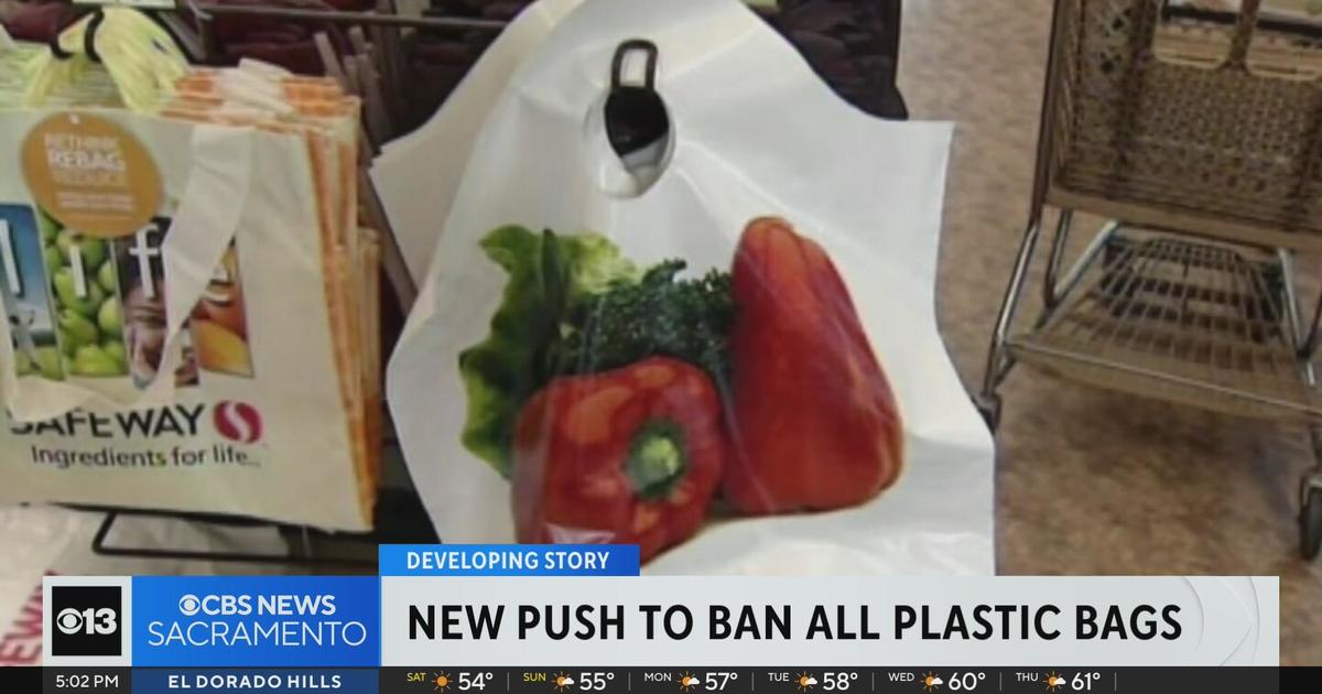 California lawmakers pushing new bill to ban plastic bags in grocery stores