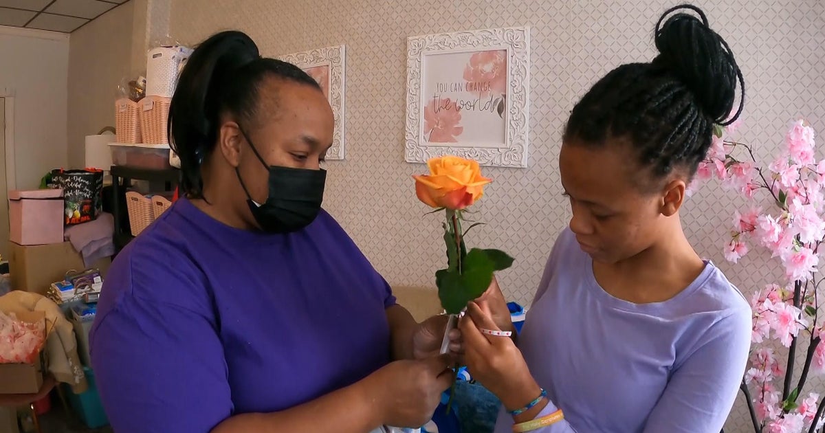 South Philly nonprofit passes out roses to domestic abuse victims ahead(00)