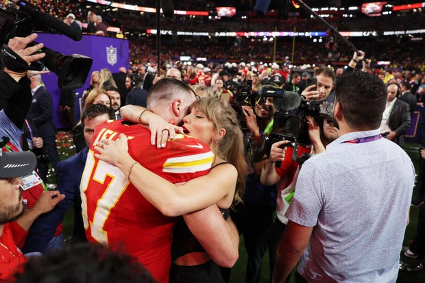 Travis Kelce nº 87 do Kansas City Chiefs e Taylor Swift se abraçam depois que os Chiefs derrotaram o San Francisco 49ers na prorrogação durante o Super Bowl LVIII.