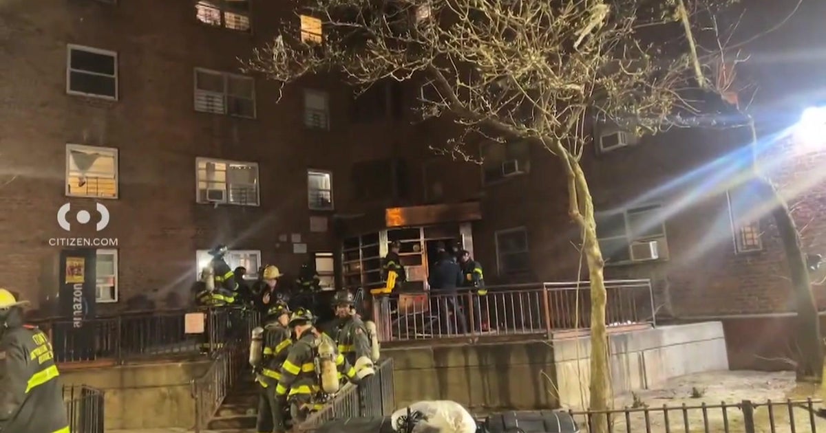 1 dead, 4 hurt in Harlem apartment building fire - CBS New York