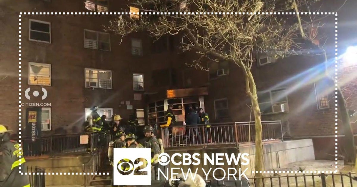 1 dead in Harlem apartment building fire - CBS New York