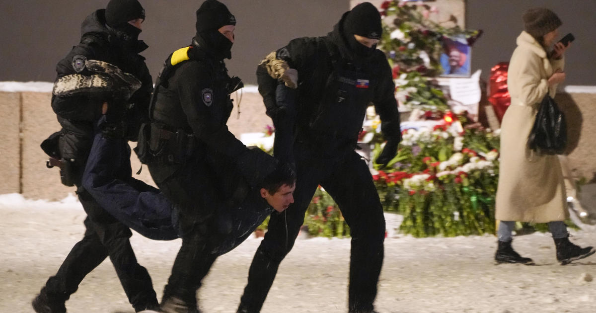 Поклоненията на цветя към Алексей Навални най върлият враг на президента