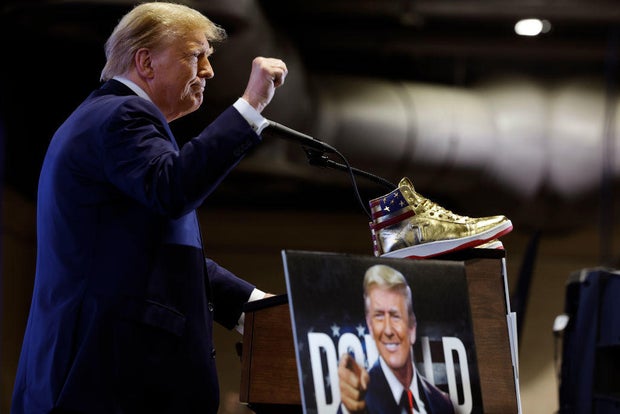 Trump sneaker con