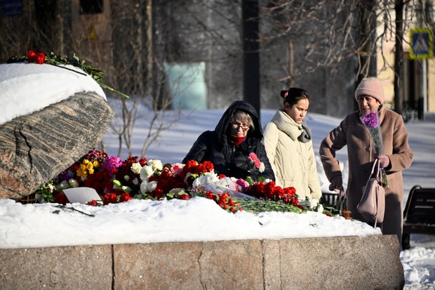 russia-politics-naval-greeting