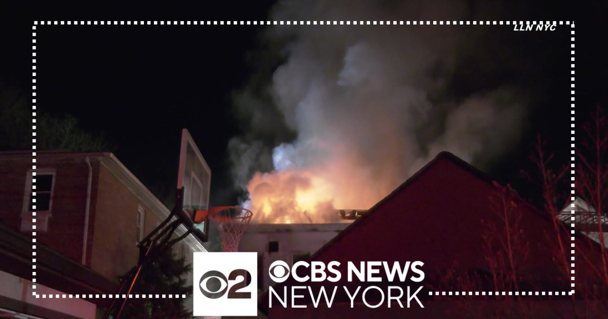 Firefighter hurt battling Queens house fire - CBS New York