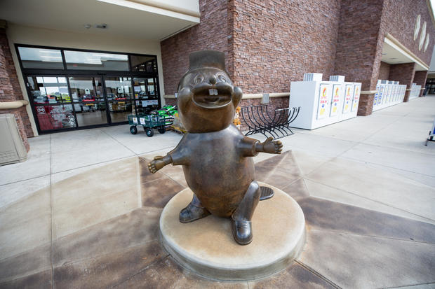 beaver-statue.jpg 