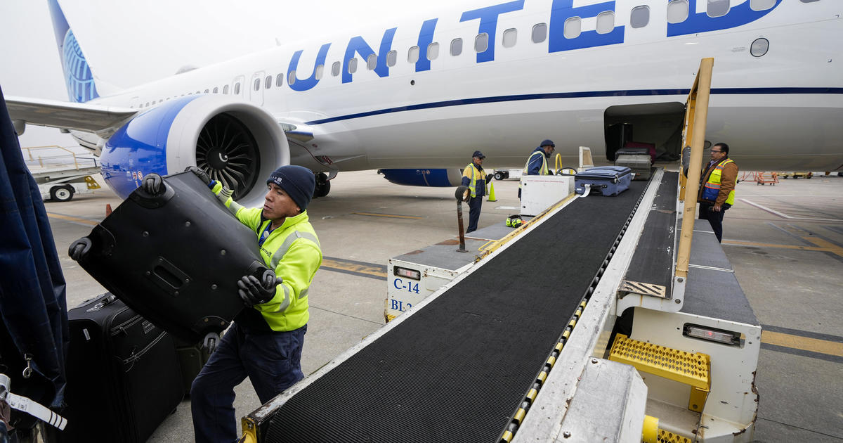 United Airlines is raising its checked bag fees. Here’s how much more it will cost you.