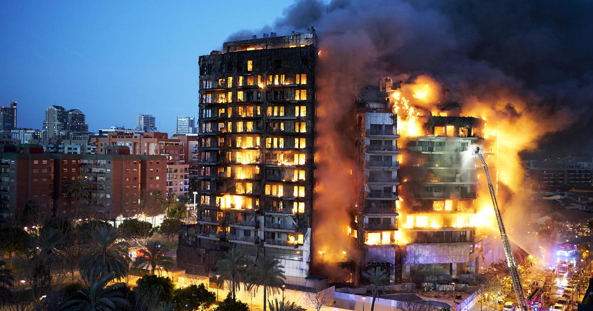 Валенсия Испания — Най малко четирима души загинаха в огромен пожар