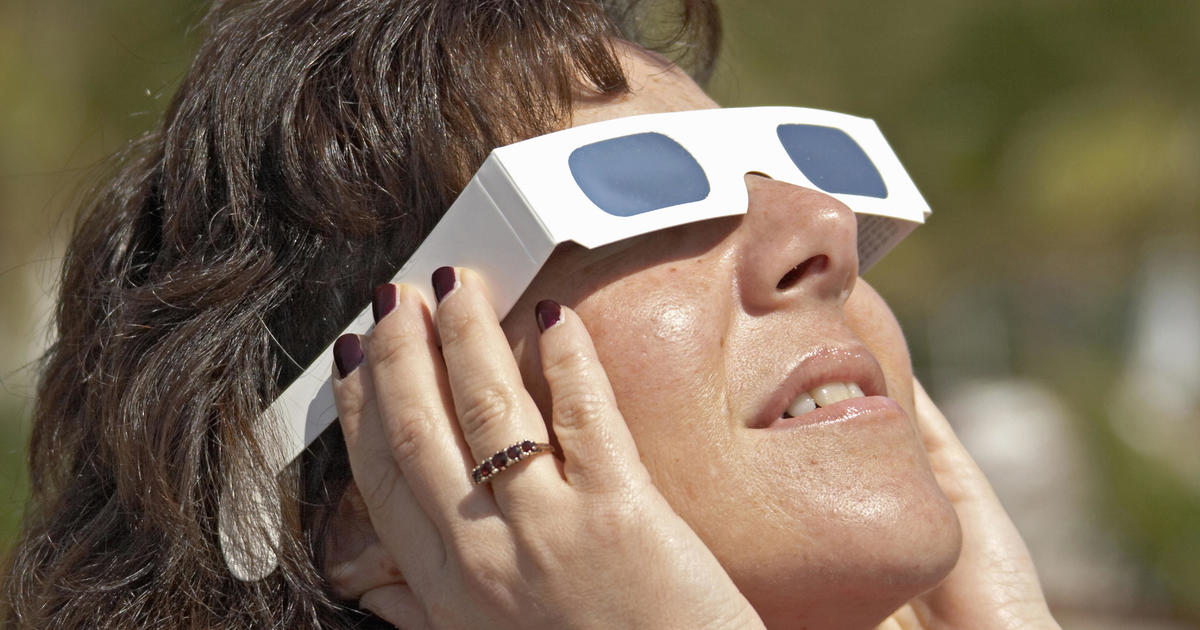 Los médicos explican cómo evitar quemarse la retina durante un eclipse solar