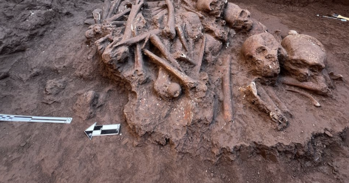 Eine Sammlung antiker Schädel und Knochen, die während eines Bauprojekts in Mexiko übereinander gestapelt gefunden wurden