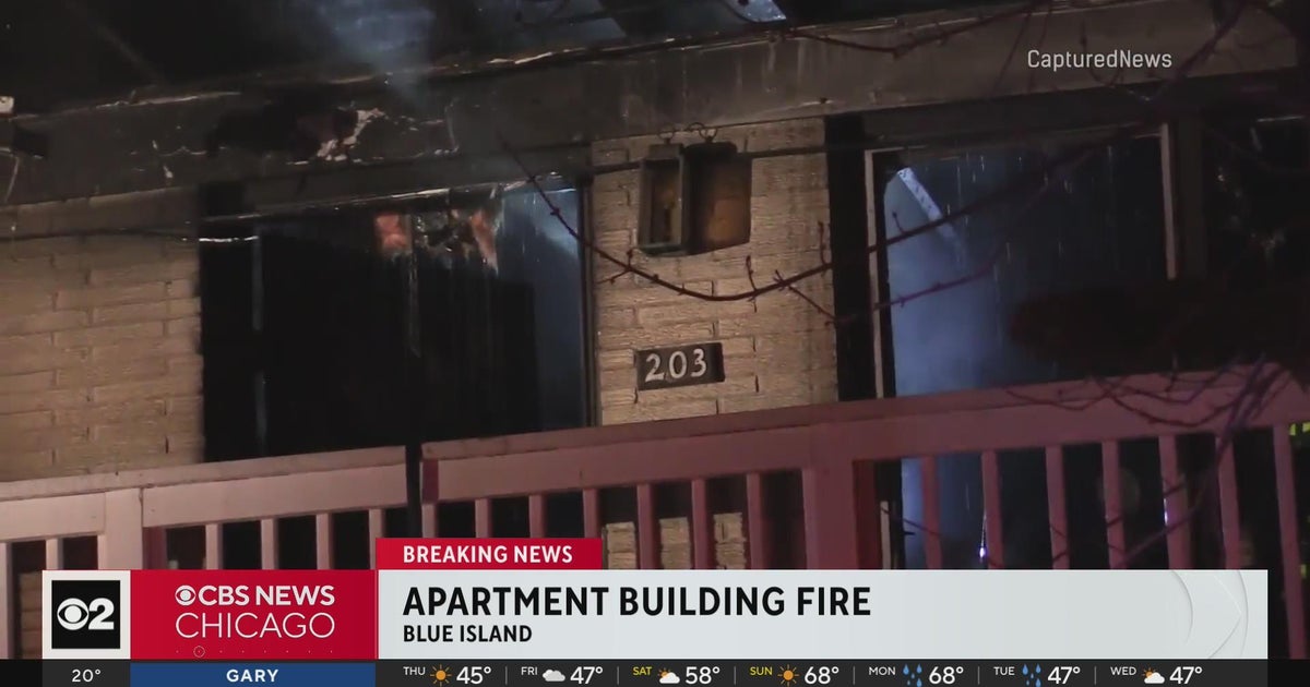 Fire chars roof of apartment building in southwest Chicago suburb - CBS ...