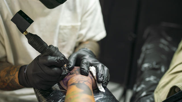 Tattooist demonstrate the process tattoo on hand 