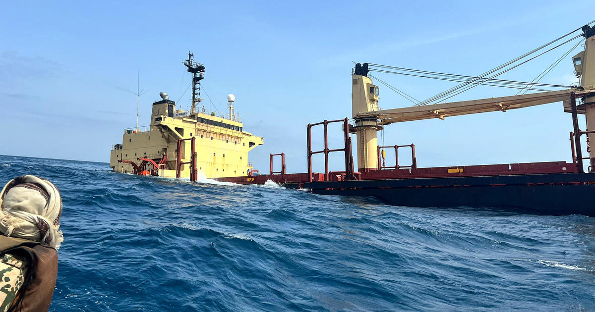 Un barco atacado por los rebeldes hutíes de Yemen se hundió anteriormente en el Mar Rojo.