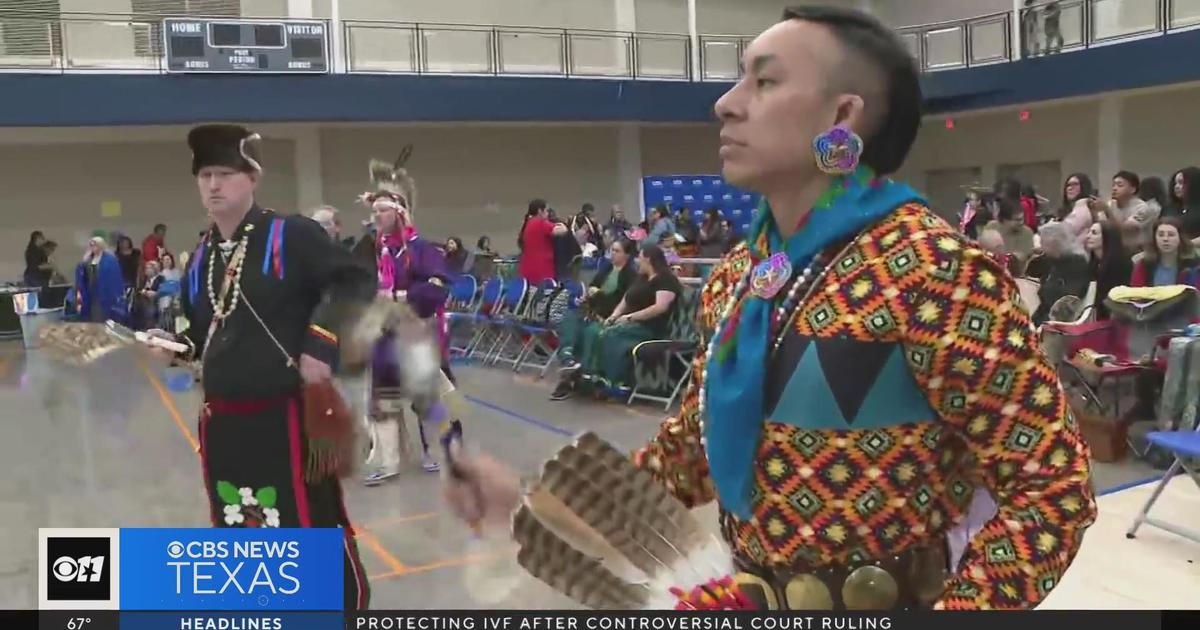 Native American Student Association at UT Arlington hosts powwow - CBS ...