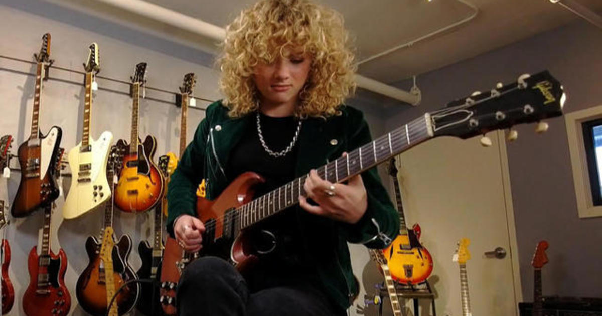 Жените китаристки стават все по-популярни в социалните медии и променят лицето на музиката