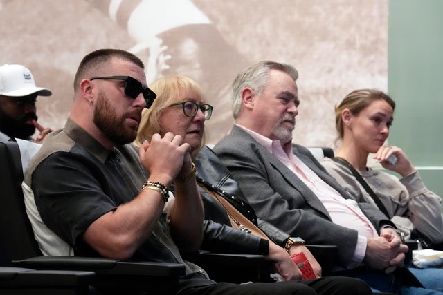 Eagles Kelce Retires Football