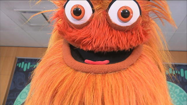 gritty-nhl-flyers-mascot-promoting-flyers-wives-carnival.jpg 