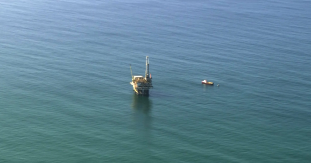 Властите разследват нефтено петно открито край бреговете на Хънтингтън Бийч