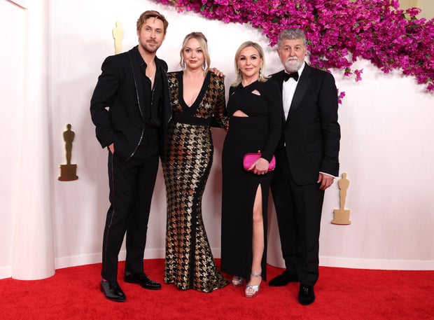Ryan Gosling arrives at the 96th Academy Awards with his family