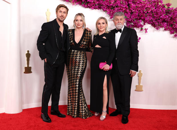 Ryan Gosling arrives at the 96th Academy Awards with his family 