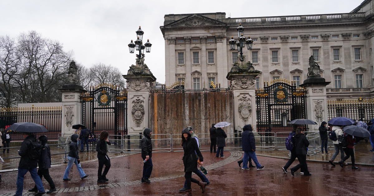 Шофьор се блъсна с кола в портите на Бъкингамския дворец, съобщи полицията в Лондон