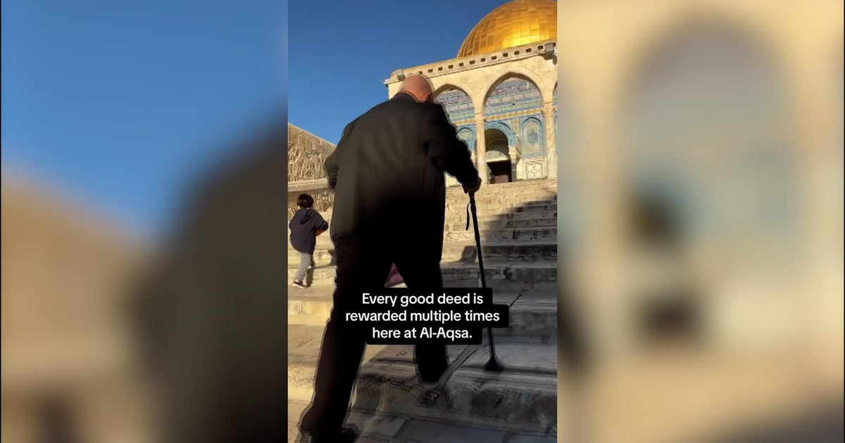 İsrail hükümeti, Mescid-i Aksa'da ibadet edenlerin namaza katılmasını yasakladı