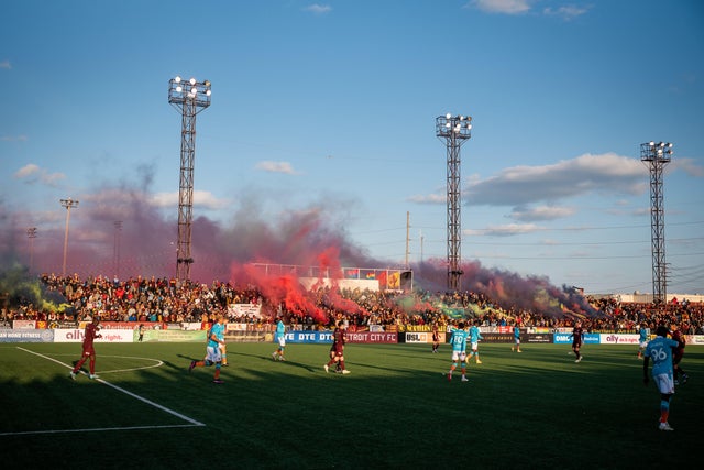 supporters-smoke-20221015-20221015-d75-8328-1-1.jpg 