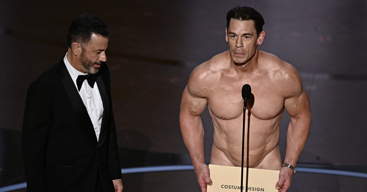 Почти голият Джон Сина връчва Оскар за най-добър дизайн на костюми на наградите Оскар 2024