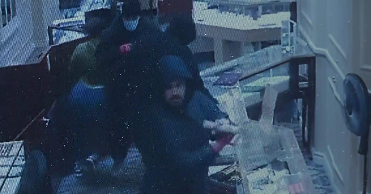 Video shows smash-and-grab thieves at Citrus Heights jeweler
