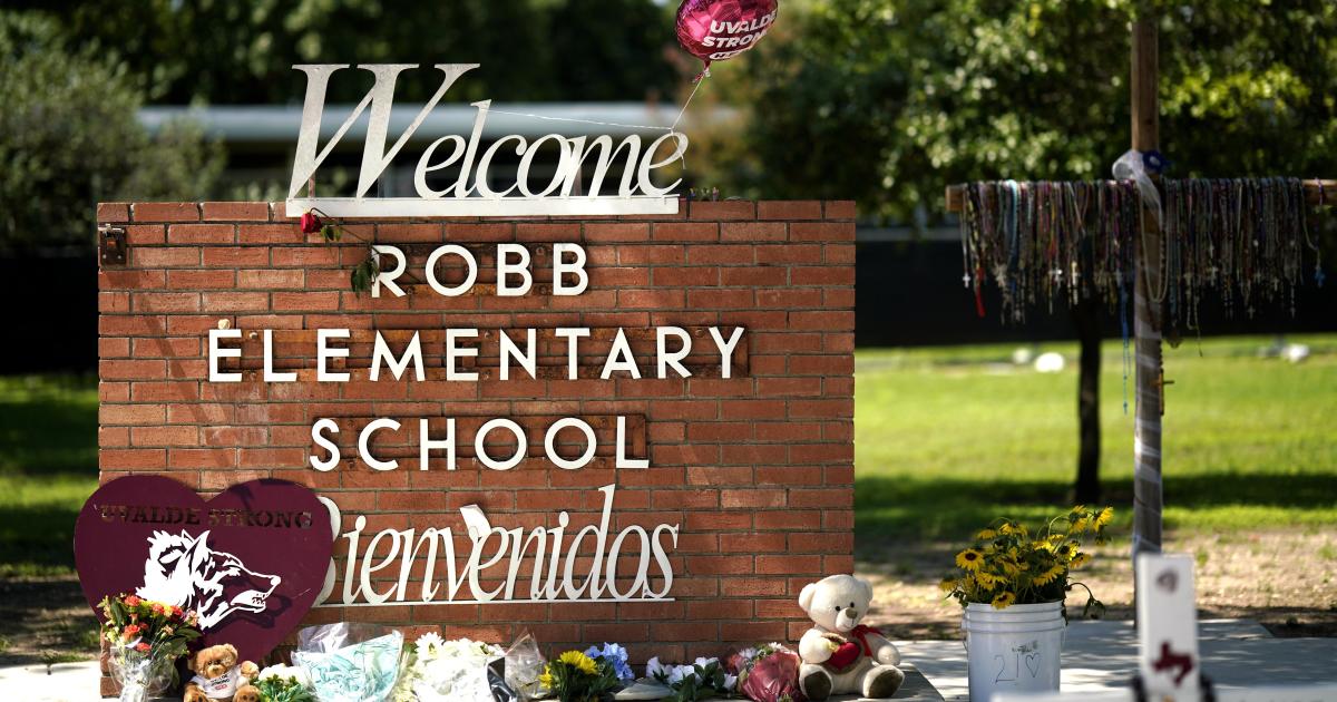 Семействата на жертвите на стрелбата в училище Uvalde обявиха споразумение за 2 милиона долара с град Тексас и нови съдебни дела