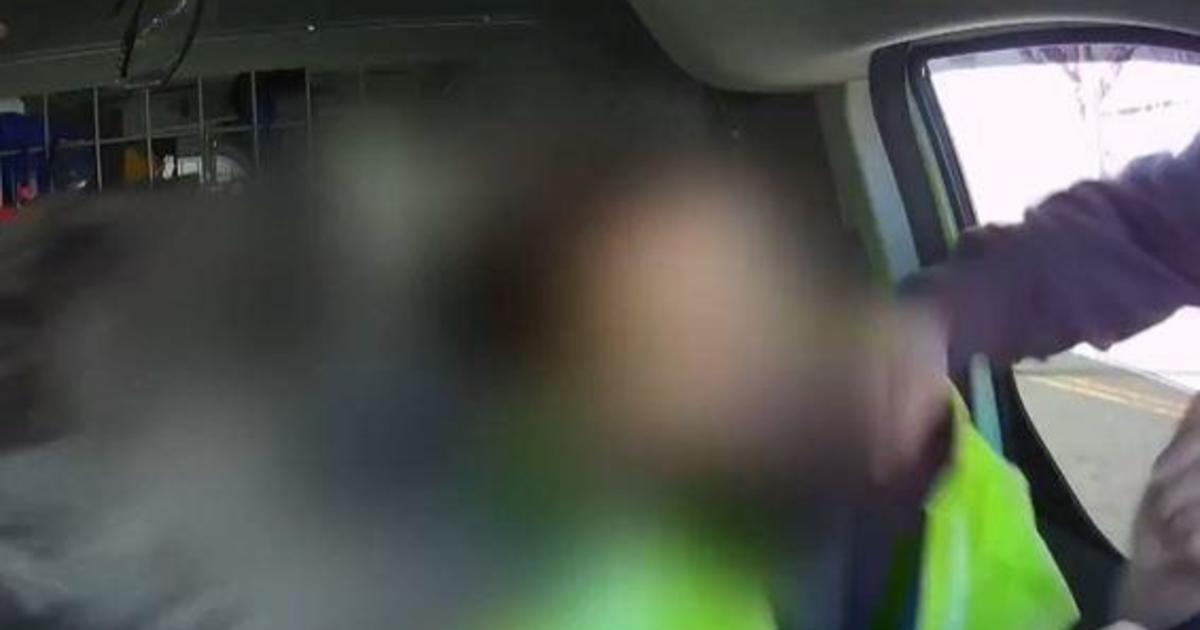Полицай от Кънектикът беше арестуван и отстранен, след като видео показва как удря с юмруци шофьор през прозореца на колата, докато не е на работа