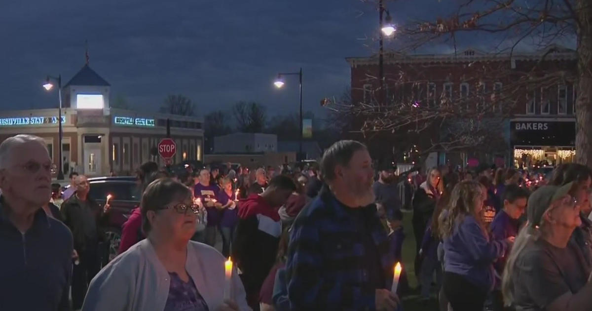 Candlelight vigil held for downstate Illinois crash victims