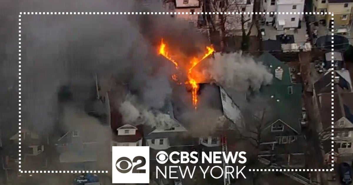 Fire tears through homes in Kensington, Brooklyn - CBS New York