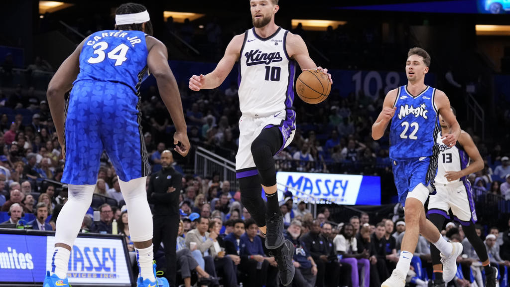 Sabonis' historic night, late free throws by Fox lead Kings past Magic
109-107
