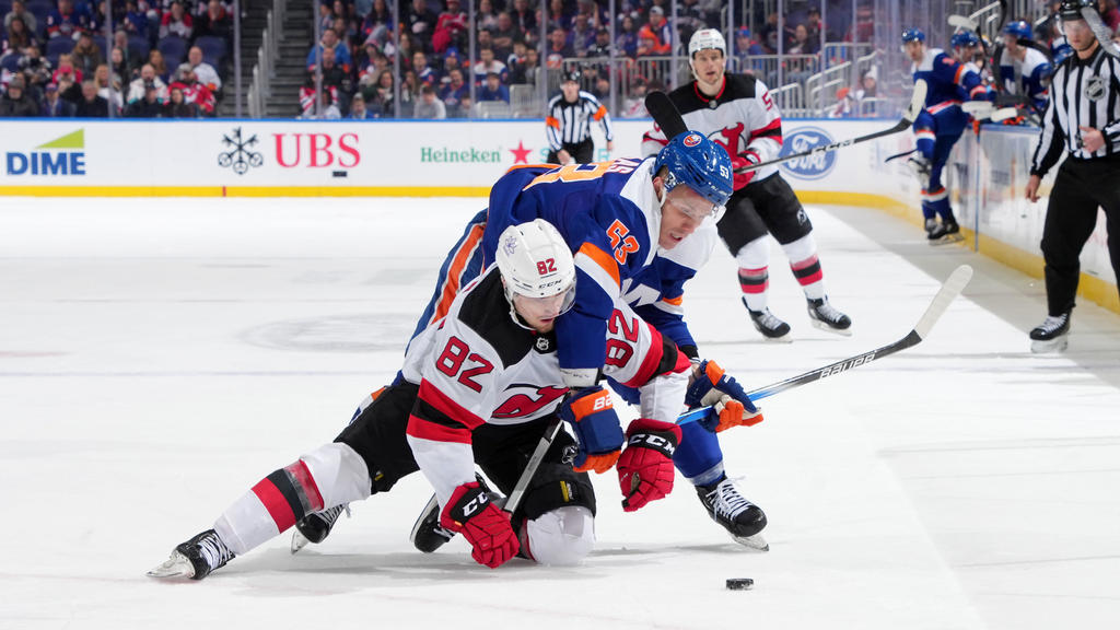 Devils blitz Islanders in second period, cruise to needed win