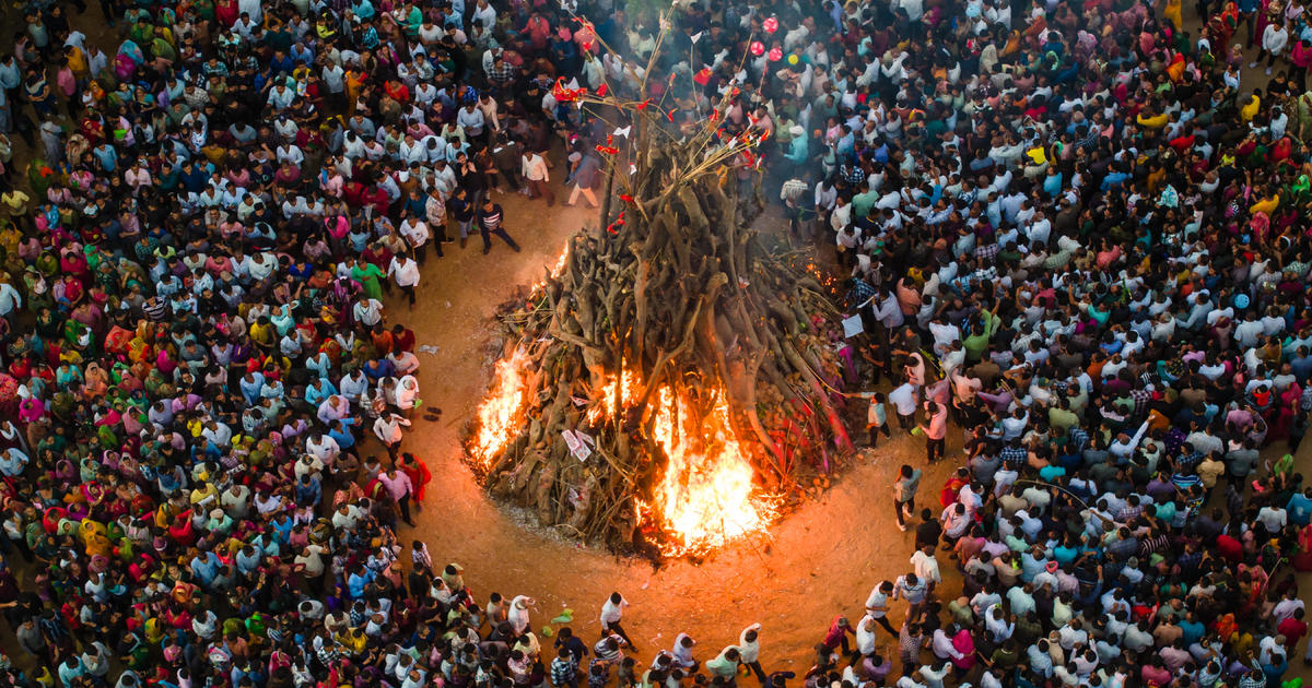 Милиони в Индия празнуват Холи. Ето какво представлява индуисткият фестивал на цветовете.