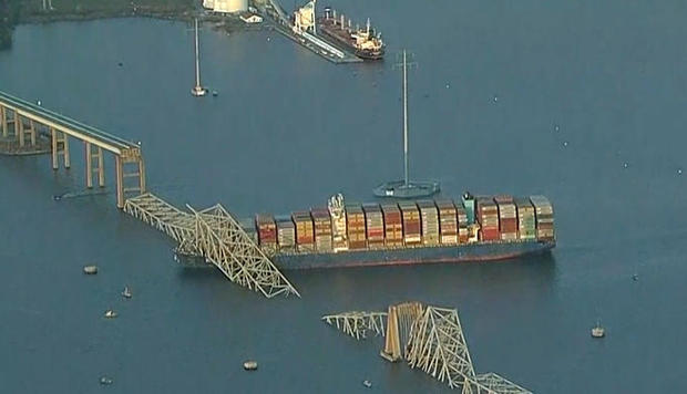 Nhìn từ trên không của Cầu Francis Scott Key ở Baltimore, sau khi bị sập