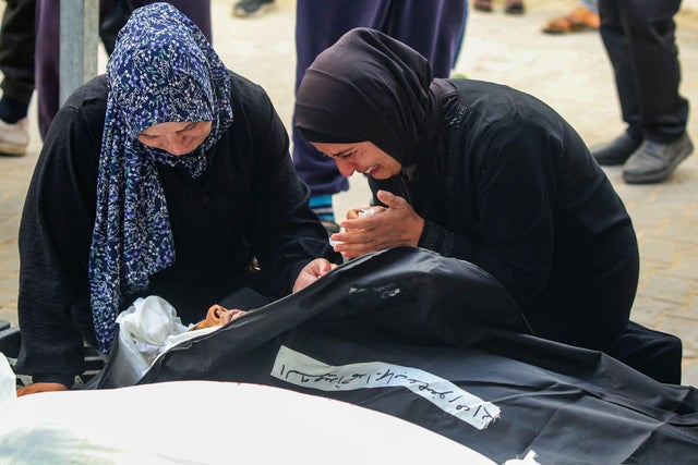 Israel and Hamas war rages despite U.N. cease-fire demand, as U.N. envoy accuses Israel of genocide in Gaza - CBS News