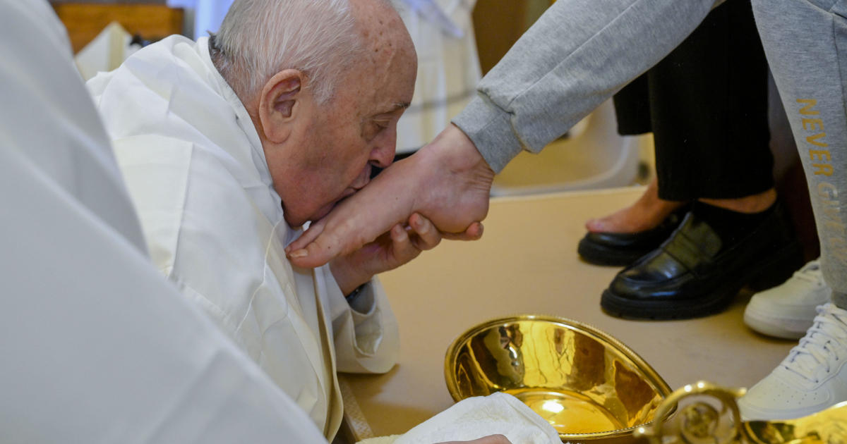 Papst Franziskus wäscht von seinem Rollstuhl aus die Füße von zwölf Frauen in einem Gefängnis in Rom