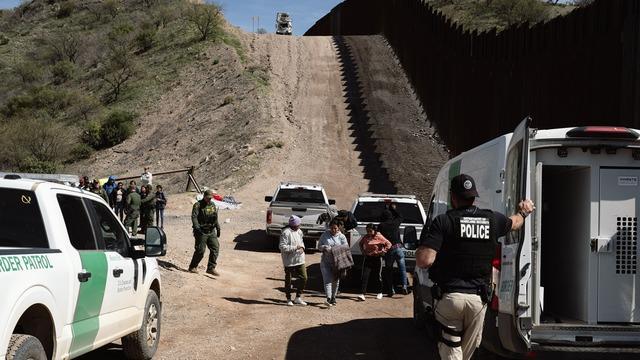 cbsn-fusion-illegal-border-crossings-shifting-from-texas-to-arizona-thumbnail-2792688-640x360.jpg 
