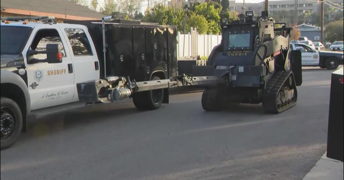 Kidnapping suspect captured after passing through SWAT perimeter and walking through LA homes